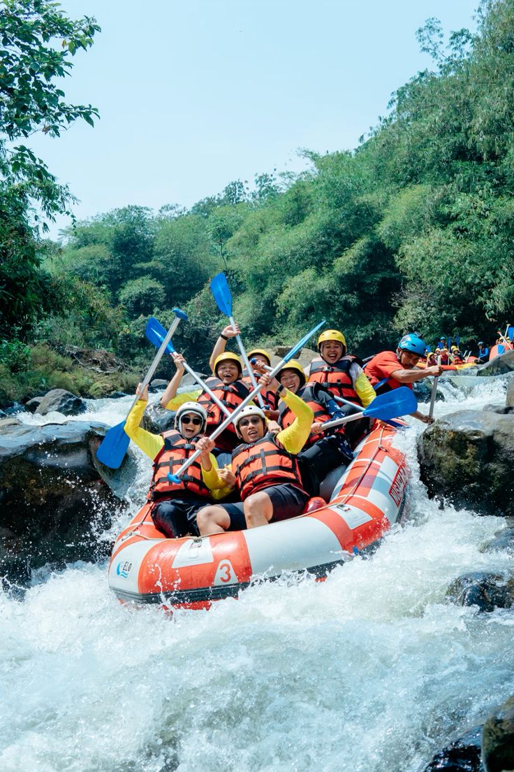 Aksi arung jeram saat outing tim