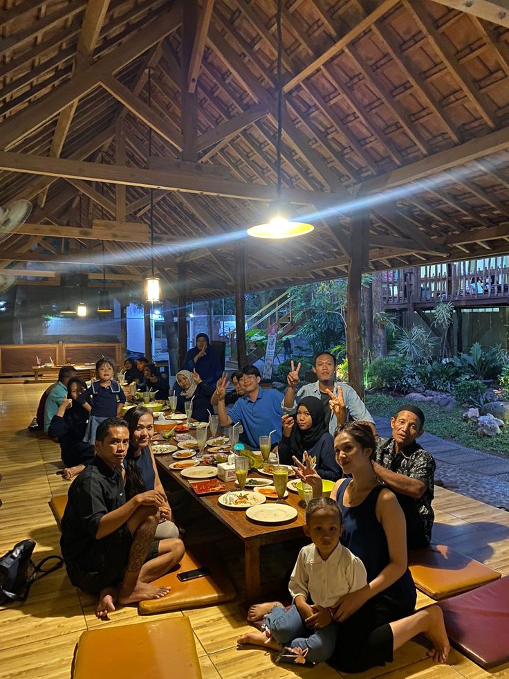 Team dinner di venue tradisional bernuansa budaya